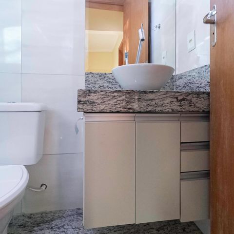 Casa à venda com 105m², 3 quartos e 1 vaga Casa à venda com 105m², 3 quartos e 1 vagaBanheiro social