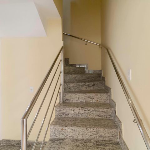Casa à venda com 105m², 3 quartos e 1 vaga Casa à venda com 105m², 3 quartos e 1 vagaEscada
