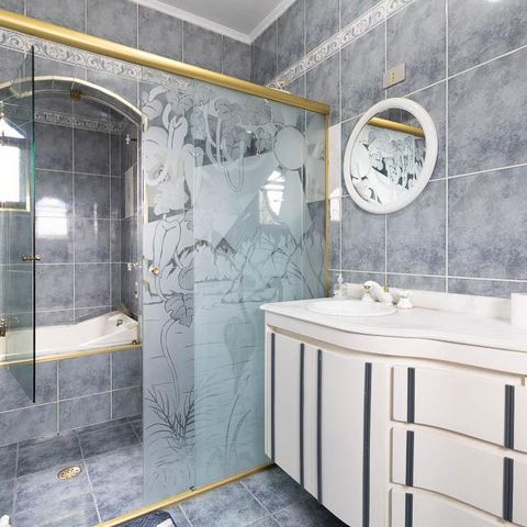 Casa à venda com 309m², 3 quartos e 4 vagas Casa à venda com 309m², 3 quartos e 4 vagasBanheiro da Suíte