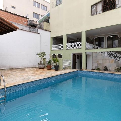 Casa à venda com 309m², 3 quartos e 4 vagas Casa à venda com 309m², 3 quartos e 4 vagasÁrea comum - Piscina