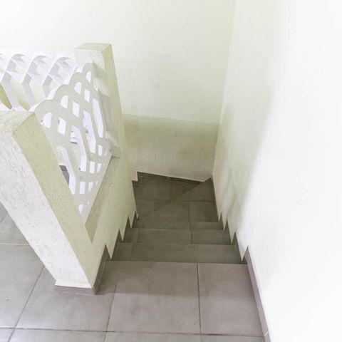 Casa à venda com 309m², 3 quartos e 4 vagas Casa à venda com 309m², 3 quartos e 4 vagasEscada