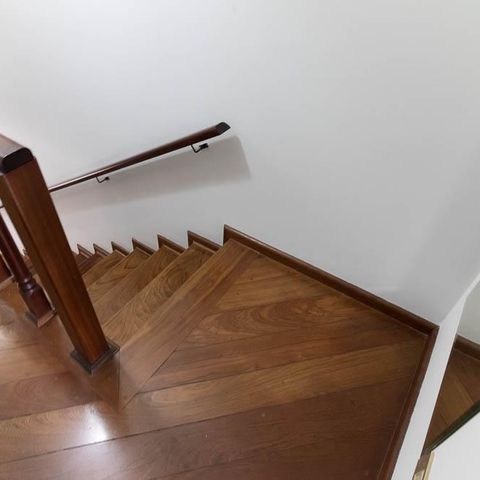 Casa à venda com 309m², 3 quartos e 4 vagas Casa à venda com 309m², 3 quartos e 4 vagasEscada