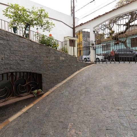 Casa à venda com 309m², 3 quartos e 4 vagas Casa à venda com 309m², 3 quartos e 4 vagasEntrada da Garagem
