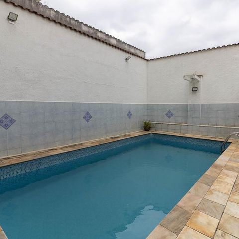 Casa à venda com 309m², 3 quartos e 4 vagas Casa à venda com 309m², 3 quartos e 4 vagasÁrea comum - Piscina