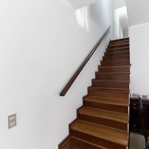 Casa à venda com 309m², 3 quartos e 4 vagas Casa à venda com 309m², 3 quartos e 4 vagasEscada