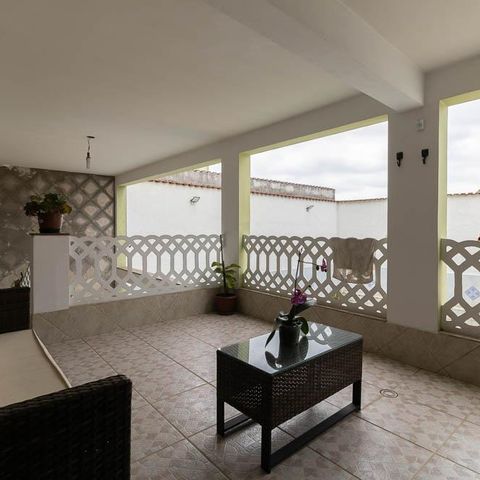 Casa à venda com 309m², 3 quartos e 4 vagas Casa à venda com 309m², 3 quartos e 4 vagasVaranda