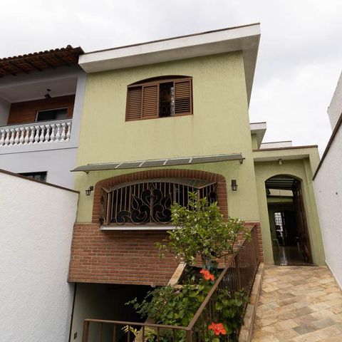 Casa à venda com 309m², 3 quartos e 4 vagas Casa à venda com 309m², 3 quartos e 4 vagasFachada