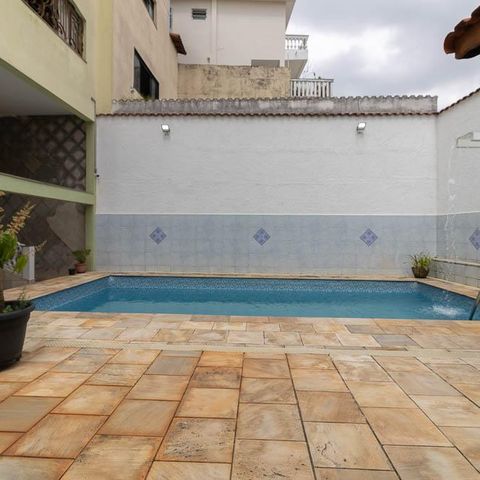 Casa à venda com 309m², 3 quartos e 4 vagas Casa à venda com 309m², 3 quartos e 4 vagasÁrea comum - Piscina