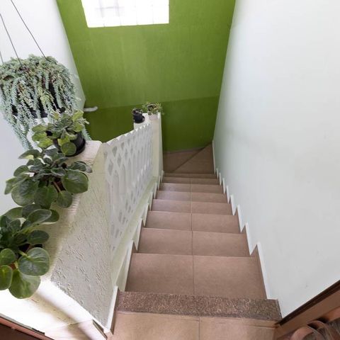 Casa à venda com 309m², 3 quartos e 4 vagas Casa à venda com 309m², 3 quartos e 4 vagasEscada de Acesso para a Garagem