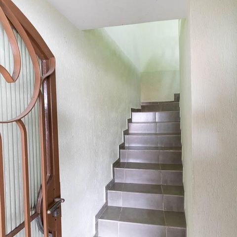 Casa à venda com 309m², 3 quartos e 4 vagas Casa à venda com 309m², 3 quartos e 4 vagasEscada