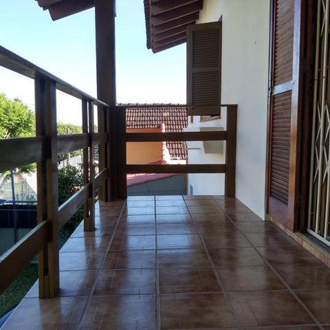Casa à venda com 200m², 4 quartos e 3 vagas Casa à venda com 200m², 4 quartos e 3 vagasVaranda