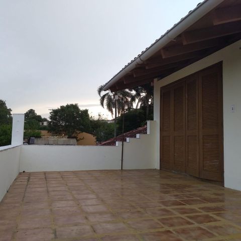 Casa à venda com 200m², 4 quartos e 3 vagas Casa à venda com 200m², 4 quartos e 3 vagasTerraço