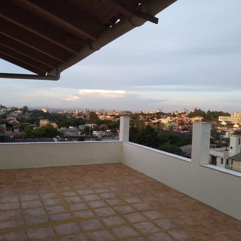 Casa à venda com 200m², 4 quartos e 3 vagas Casa à venda com 200m², 4 quartos e 3 vagasTerraço