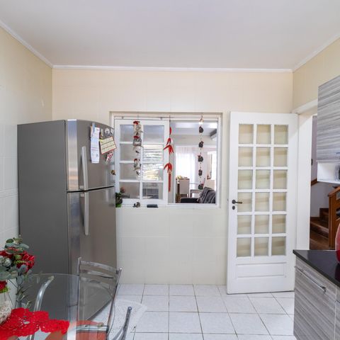 Casa à venda com 223m², 4 quartos e 3 vagas Casa à venda com 223m², 4 quartos e 3 vagasCozinha