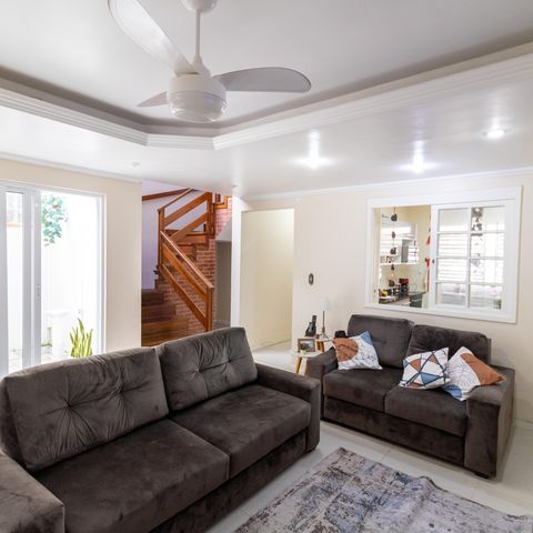 Casa à venda com 223m², 4 quartos e 3 vagas Casa à venda com 223m², 4 quartos e 3 vagasSala