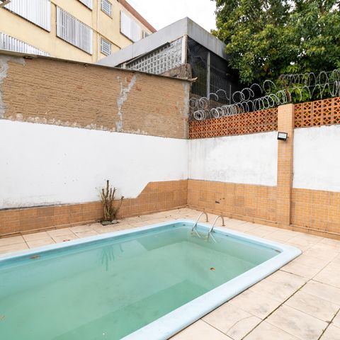 Casa à venda com 223m², 4 quartos e 3 vagas Casa à venda com 223m², 4 quartos e 3 vagasÁrea comum - Piscina
