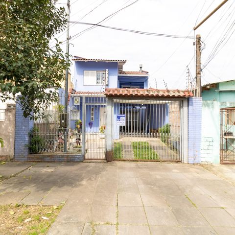 Casa à venda com 223m², 4 quartos e 3 vagas Casa à venda com 223m², 4 quartos e 3 vagasFachada