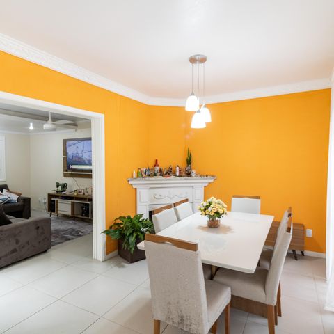 Casa à venda com 223m², 4 quartos e 3 vagas Casa à venda com 223m², 4 quartos e 3 vagasSala