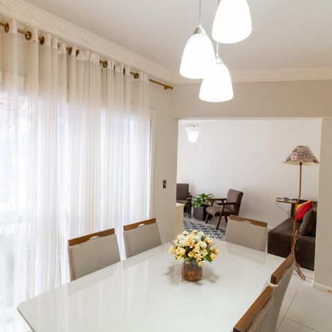 Casa à venda com 223m², 4 quartos e 3 vagas Casa à venda com 223m², 4 quartos e 3 vagasSala