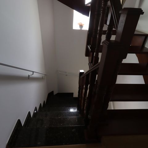 Casa à venda com 209m², 3 quartos e 7 vagasEscada piso inferior