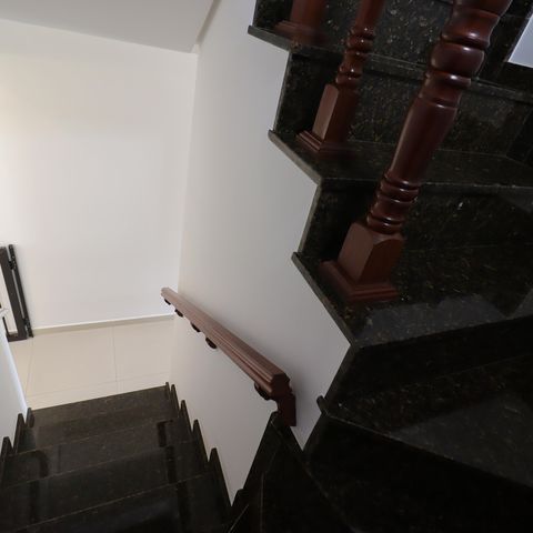 Casa à venda com 209m², 3 quartos e 7 vagasEscada piso inferior