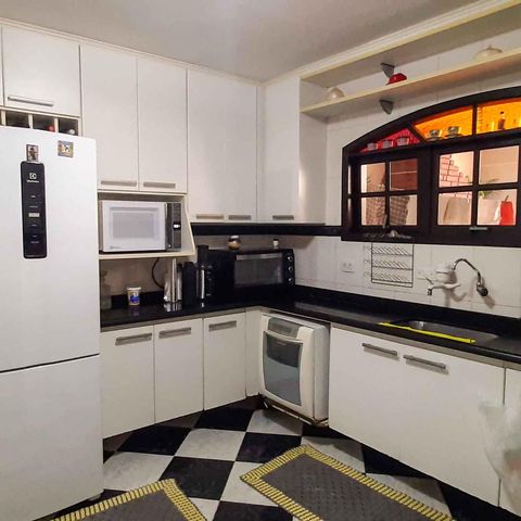 Casa à venda com 260m², 5 quartos e 2 vagas Casa à venda com 260m², 5 quartos e 2 vagasCozinha