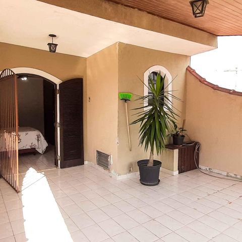 Casa à venda com 260m², 5 quartos e 2 vagas Casa à venda com 260m², 5 quartos e 2 vagasVaranda da Suíte 1