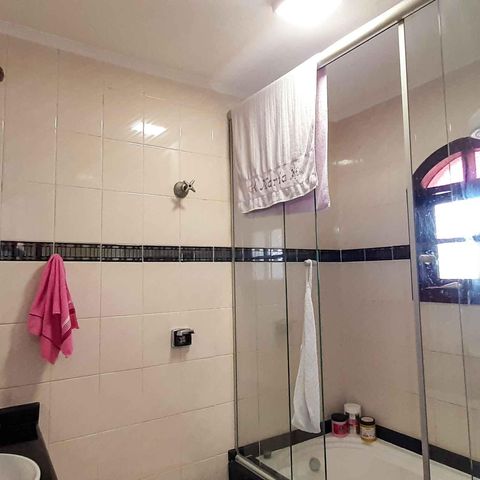 Casa à venda com 260m², 5 quartos e 2 vagas Casa à venda com 260m², 5 quartos e 2 vagasBanheiro da Suíte 1