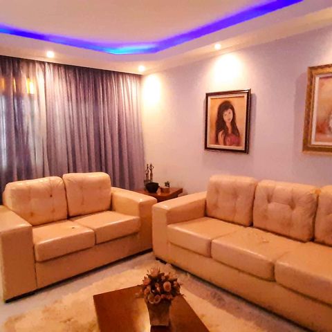 Casa à venda com 260m², 5 quartos e 2 vagas Casa à venda com 260m², 5 quartos e 2 vagasSala de Estar