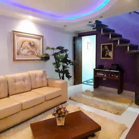 Casa à venda com 260m², 5 quartos e 2 vagas Casa à venda com 260m², 5 quartos e 2 vagasSala de Estar