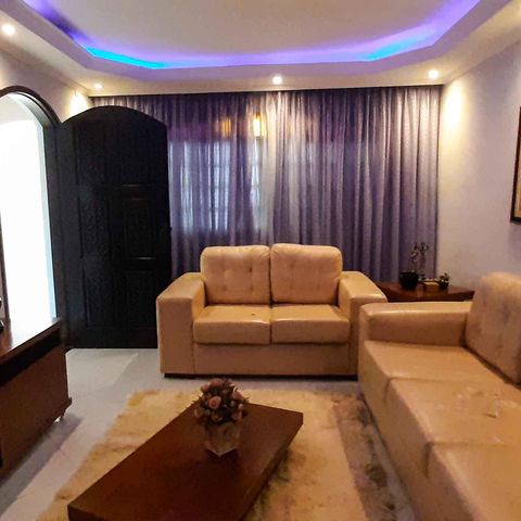 Casa à venda com 260m², 5 quartos e 2 vagas Casa à venda com 260m², 5 quartos e 2 vagasSala de Estar