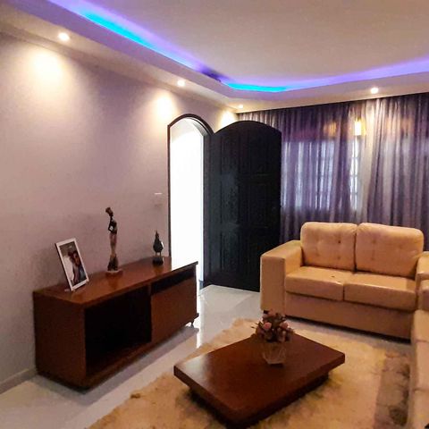 Casa à venda com 260m², 5 quartos e 2 vagas Casa à venda com 260m², 5 quartos e 2 vagasSala de Estar