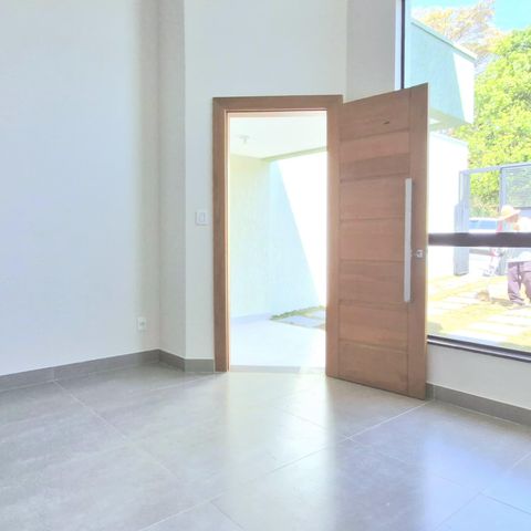 Casa à venda com 180m², 3 quartos e 2 vagas Casa à venda com 180m², 3 quartos e 2 vagasSala