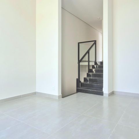 Casa à venda com 180m², 3 quartos e 2 vagas Casa à venda com 180m², 3 quartos e 2 vagasSala