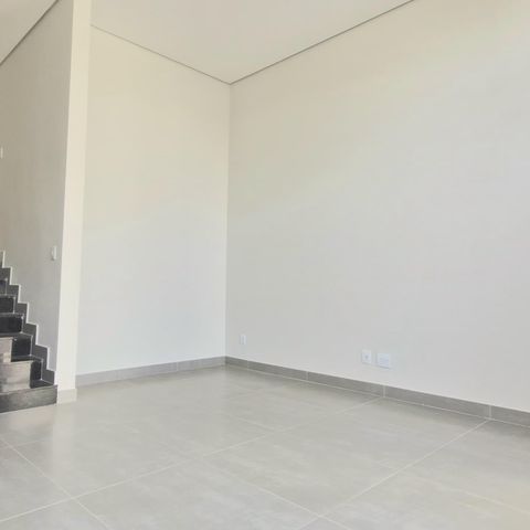 Casa à venda com 180m², 3 quartos e 2 vagas Casa à venda com 180m², 3 quartos e 2 vagasSala