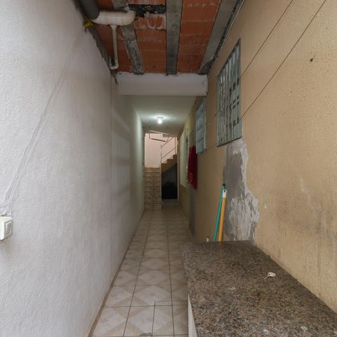 Casa à venda com 100m², 2 quartos e 1 vagaCorredor externo