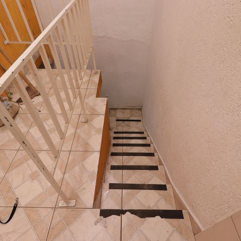 Casa à venda com 100m², 2 quartos e 1 vagaEscada