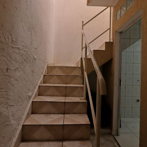 Casa à venda com 100m², 2 quartos e 1 vagaEscada