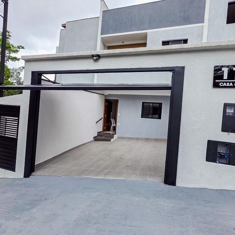 Casa à venda com 105m², 3 quartos e 2 vagas Casa à venda com 105m², 3 quartos e 2 vagasFachada