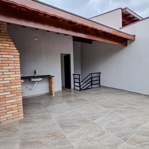 Casa à venda com 105m², 3 quartos e 2 vagas Casa à venda com 105m², 3 quartos e 2 vagasVaranda