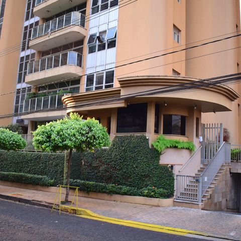 Apartamento para alugar com 360m², 5 quartos e 2 vagasFachada e portaria