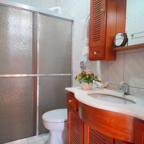 Casa à venda com 184m², 4 quartos e 2 vagasBanheiro 1