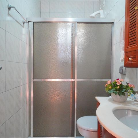 Casa à venda com 184m², 4 quartos e 2 vagasBanheiro 1