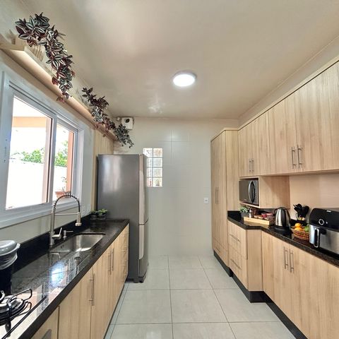 Casa à venda com 176m², 3 quartos e 4 vagas Casa à venda com 176m², 3 quartos e 4 vagasCozinha