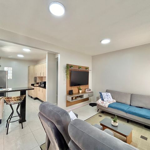 Casa à venda com 176m², 3 quartos e 4 vagas Casa à venda com 176m², 3 quartos e 4 vagasSala