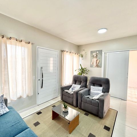 Casa à venda com 176m², 3 quartos e 4 vagas Casa à venda com 176m², 3 quartos e 4 vagasSala