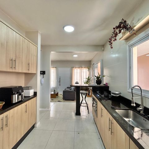 Casa à venda com 176m², 3 quartos e 4 vagas Casa à venda com 176m², 3 quartos e 4 vagasCozinha