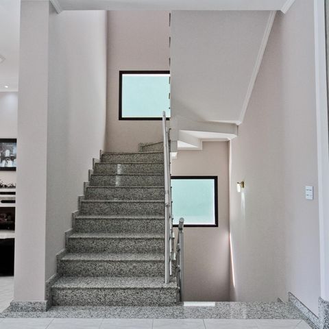Casa à venda com 610m², 5 quartos e 10 vagasEscada