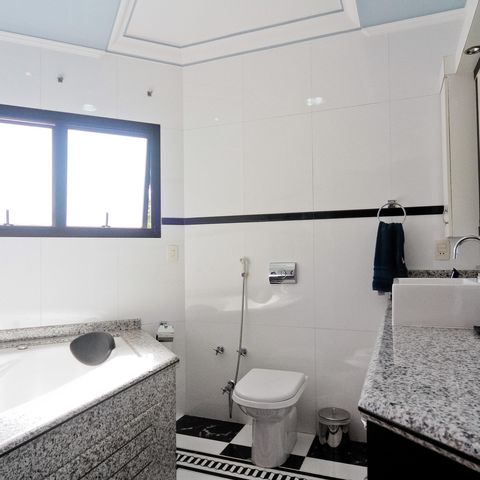 Casa à venda com 610m², 5 quartos e 10 vagasBanheiro da Suíte 1