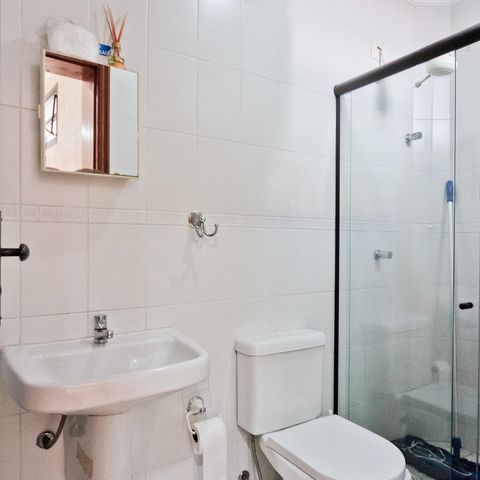 Casa à venda com 610m², 5 quartos e 10 vagasÁrea externa - banheiro